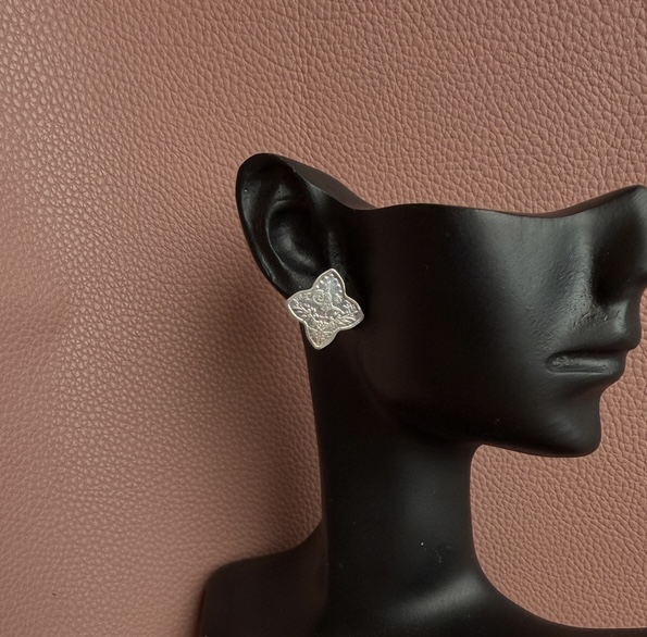 Silver Flower Bent 1/4 Lira ( medical closer)